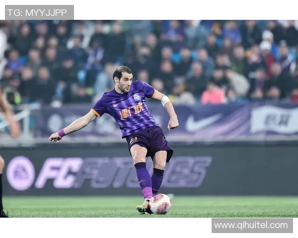 哪个明星在篮球场上穿着匡威展现风采引发球迷热议